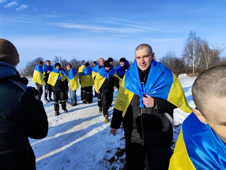 Ukraines præsidentkontor offentliggjorde onsdag billeder af fangeudvekslingen, som blev foretaget på et ikke oplyst sted i Ukraine. Foto: Ukrainian Presidential Press Ser/Ritzau Scanpix