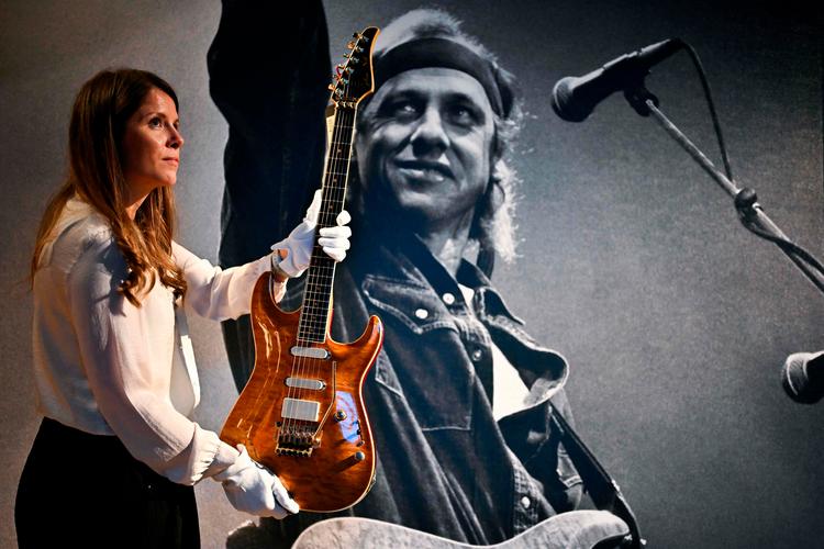Amelia Walker fra Christie's viser en af de guitarer, der var til salg: En Pensa-Suhr New York 1988.  Foto: Ben Stansall/Ritzau Scanpix