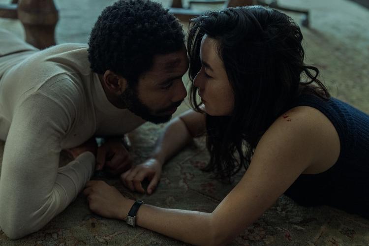  Donald Glover  og  Francesca Sloane er et forfriskende men også lidt fersk bud på en moderne underspillet ’Mr. &amp; Mrs. Smith’ . Foto: HBO Max