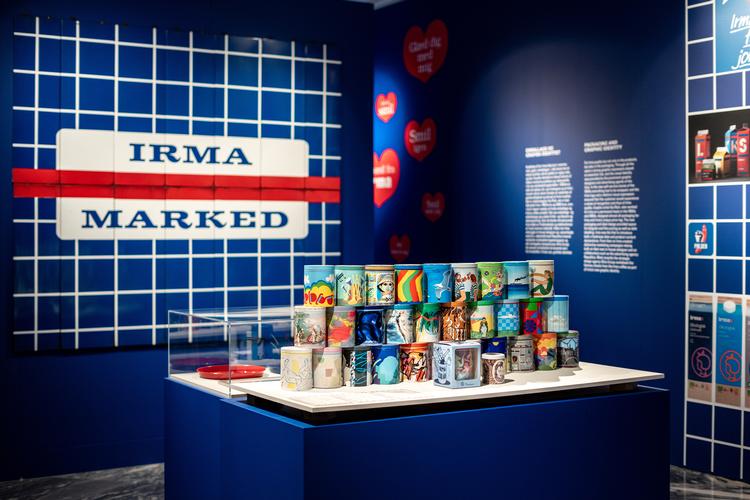 Irma raffinerede sit grafiske udtryk ned til mindste detalje og brugte bevidst sin indpakning som en del af indkøbsoplevelsen. På Designmuseets udstilling bliver man som noget af det første mødt af denne store kaffevæg.  Foto: Luka Hesselberg