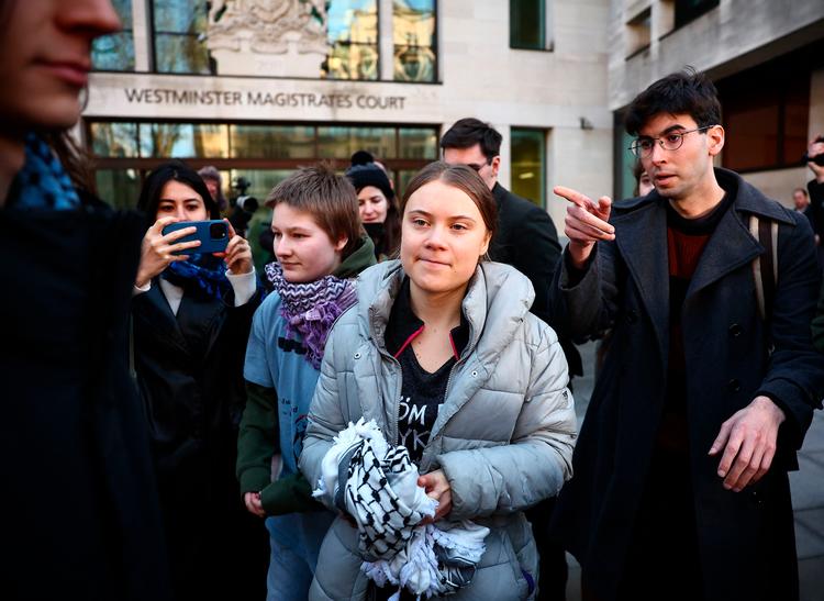Greta Thunberg da hun forlod retten i London tidligere i dag.  Foto: Henry Nicholls/Ritzau Scanpix