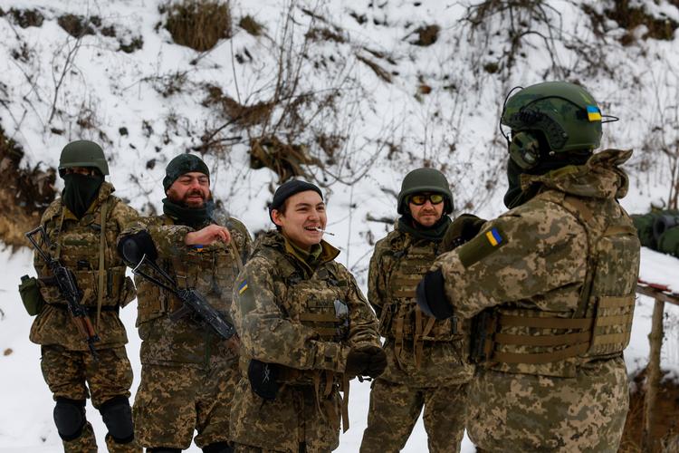 Medlemmer af Den Sibiriske Bataljon fotograferet i forbindelse med en øvelse i Ukraine i december.  Foto: Valentyn Ogirenko/Ritzau Scanpix