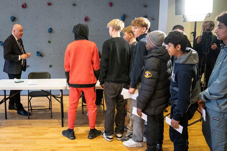 Folketingets formand Søren Gade åbner Skolevalg 2024 og elever fra 8., 9. og 10. klasser på Nørrebro Park Skole afgiver deres stemme. Foto: Thomas Traasdahl/Ritzau Scanpix