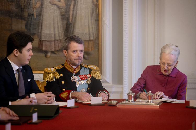 Dronning Margrethe skriver under på erklæringen og abdicerer i statsrådet.  Foto: Mads Nissen