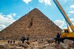 Renoveringen af den over 4.000 år gamle Mykerinos-pyramide sætter skub i en debat, der længe har floreret blandt konservatorer. Foto: Khaled Desouki/Ritzau Scanpix