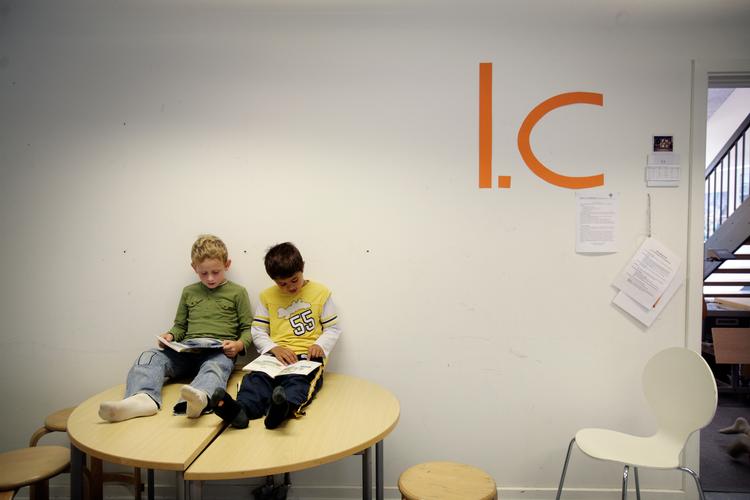 Skolebørns evne til at læse er blevet ringere de senere år, og regeringen anbefaler flere papirbøger i skolerne for at styrke læsningen. Arkivfoto Morten Langkilde