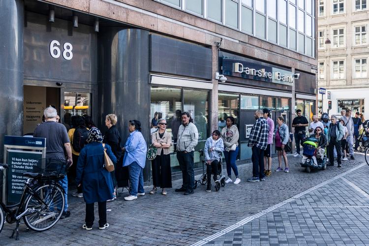 Danske Bank har aldrig haft så stort overskud som i år. Her er der kø til bankens hæveautomat på Nørreport i København.    Foto: Anders Holst Pedersen