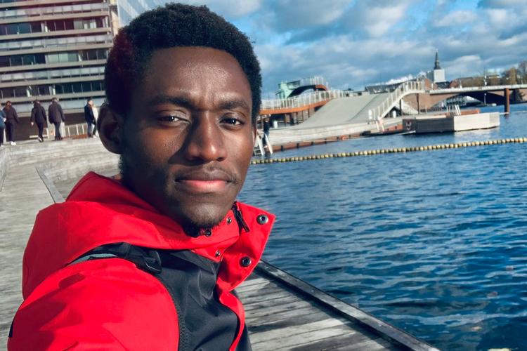 »Det virker meningsløst, at jeg ikke kan få lov til at blive, når der mangler så mange varme hænder«​, siger Stéphane Sahue, der er ved at uddanne sig til præcis et af de fag, der nu er på positivlisten over job, der skulle give mulighed for forlænget ret til at blive i Danmark.   Foto: Privatfoto