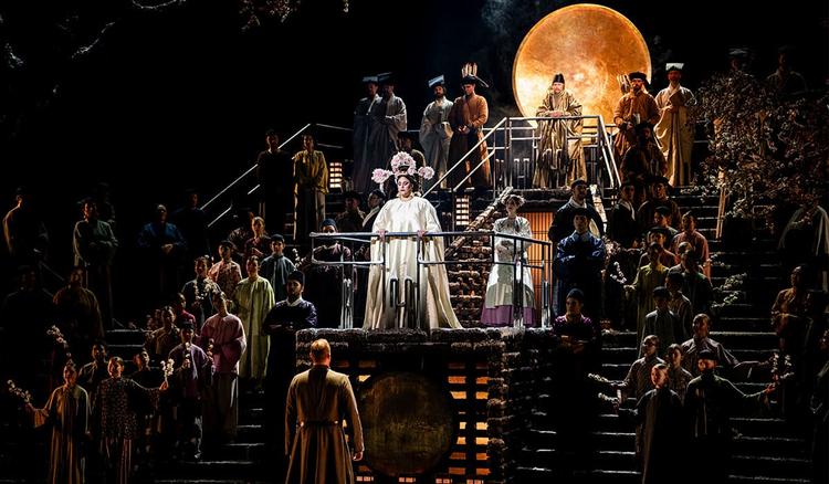 Puccinis opera 'Turandot' signalerer traditionelt eventyr. Som titelpersonen og prinsen er Anne Derouard og Daniel Johansson fremragende. Foto: Jonas Persson