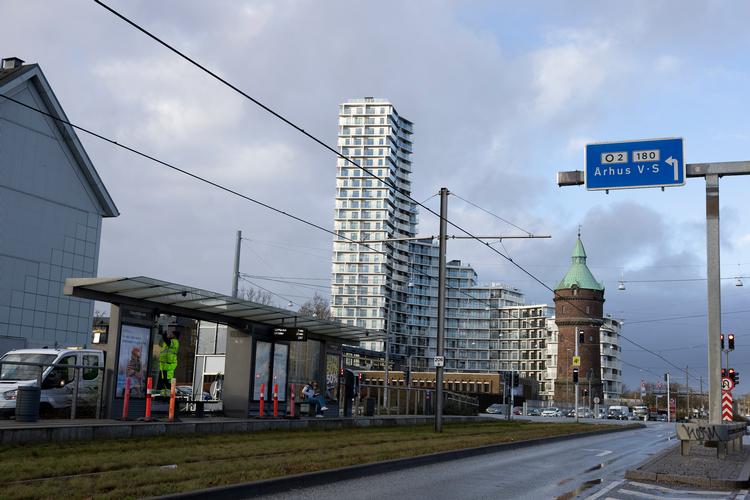 Unity rejser sig 94 meter over Randersvej. Lige foran står det 38 meter høje vandtårn fra 1907. Foto: Thomas Borberg