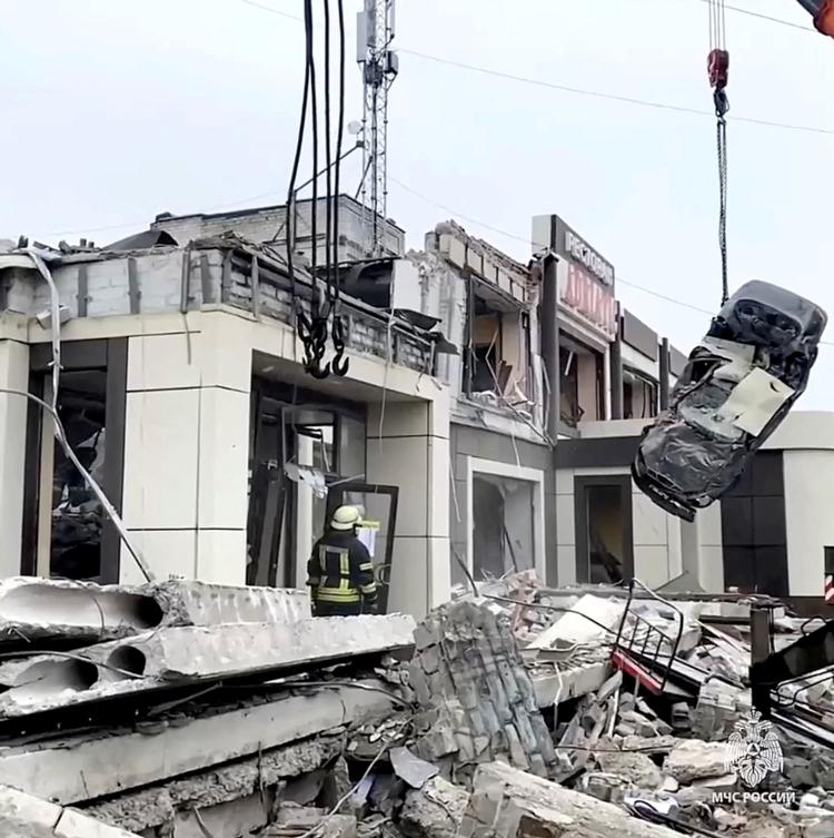 Omkring 28 personer blev lørdag dræbt i forbindelse med et angreb på en bygning i byen Lysytsjansk. En af dem viser sig nu at være en minister, der var indsat af de russiske myndigheder. Foto: Russian Emergencies Ministry/Ritzau Scanpix