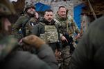Volodomyr Zelensky – her fotograferet ved et besøg ved fronten – overvejer at ændre i militærledelsen. Det er en risikabel manøvre. Foto: Handout/Ritzau Scanpix