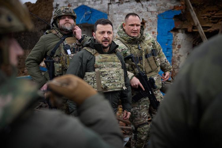 Volodomyr Zelensky – her fotograferet ved et besøg ved fronten – overvejer at ændre i militærledelsen. Det er en risikabel manøvre. Foto: Handout/Ritzau Scanpix