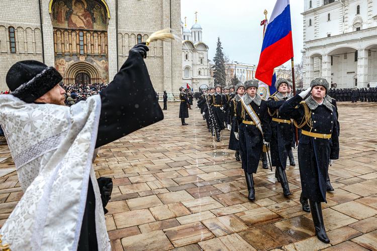 En præst stænker russiske grænsetropper med vievand under en ceromoni ved Kreml-regimentet på Katedralpladsen i Moskva 25. januar. Foto: Sergei Bobylev/TASS/Sipa USA/Ritzau Scanpix