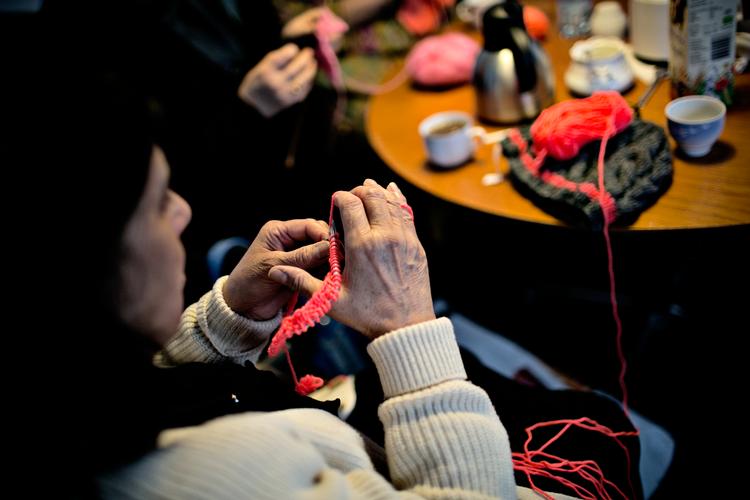 Det er vigtigt at holde sig mentalt aktiv, hvis man vil forbedre sin mentale sundhed, f.eks. ved at lægge et puslespil eller strikke en sweater. Arkivfoto.  Foto: Joachim Adrian