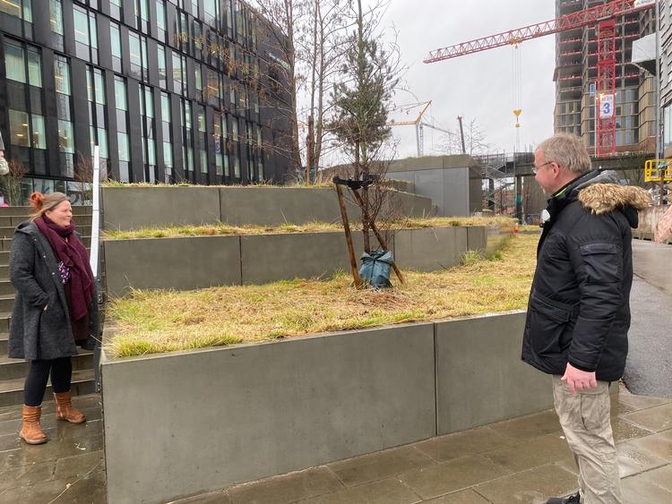 Lone Karby og Paw Thomsen minder om, at Sydhavnen traditionelt har huset mange socialt udsatte. Vil byen fastholde kvarterets identitet, giver det mening at holde på de hjemløse.   
