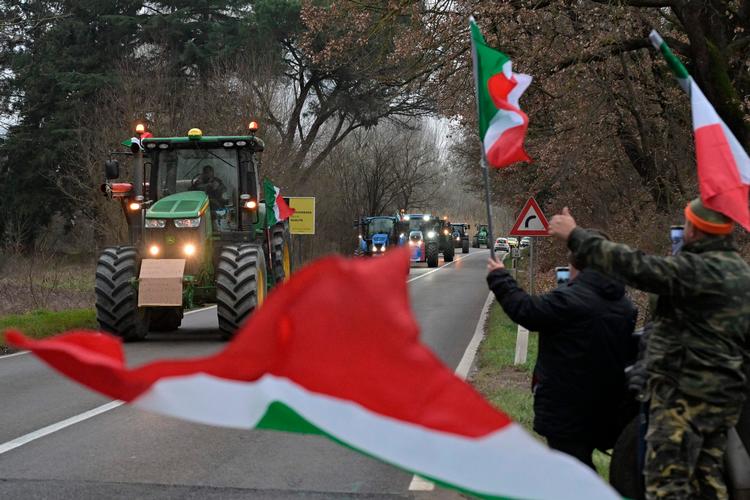 En italiensk traktorkonvoj er på vej mod Rom for at deltage i en protest mandag.  Foto: Andreas Solaro/Ritzau Scanpix