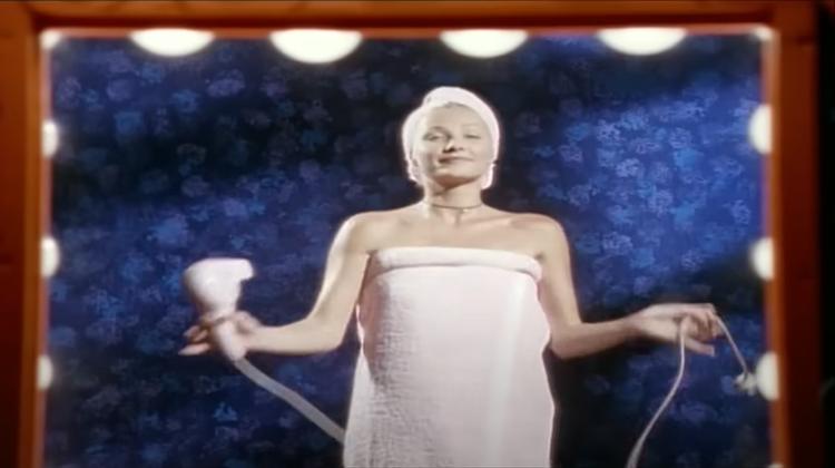 Den engelske tv-personlighed Simon Cowell har kaldt 'Saturday Night' »for en hårtørrersang - sådan en, som piger synger ned i deres hårtørrer, når de gør sig klar til at gå i byen«. Og som Whigfield gjorde i musikvideoen fra 1994. Foto: Energy Tv