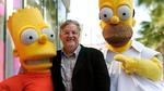 Matt Groening og hans hovedkreationer  Bart og Homer  Simpson. Det er Matt Groening i midten, hvis nogen skulle være i tvivl. Foto: Chris Pizzello/Ritzau Scanpix