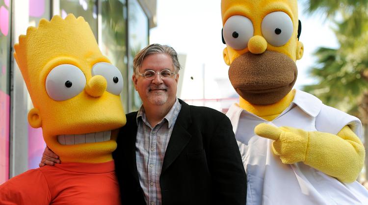 Matt Groening og hans hovedkreationer  Bart og Homer  Simpson. Det er Matt Groening i midten, hvis nogen skulle være i tvivl. Foto: Chris Pizzello/Ritzau Scanpix