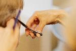 Arbejdet som frisør kræver, at hånden gentagne gange i løbet af en arbejdsdag kommer ud i akavede og belastende stillinger. Foto: Miriam Dalsgaard