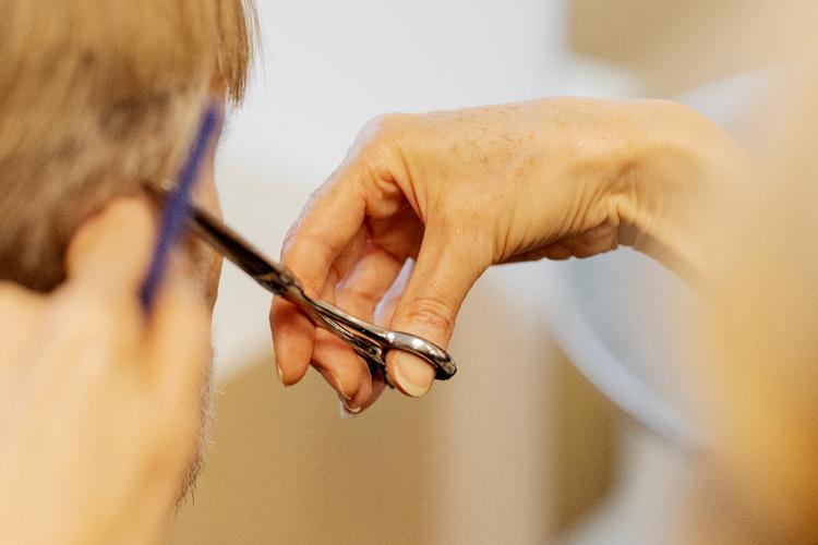 Arbejdet som frisør kræver, at hånden gentagne gange i løbet af en arbejdsdag kommer ud i akavede og belastende stillinger. Foto: Miriam Dalsgaard