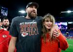 Selv om kollegerne i NFL i sommeren 2023 stemte Travis Kelce ind på femtepladsen på den årlige liste over de 100 bedste spillere i NFL, er han først for alvor blevet kendt i den brede offentlighed i USA, efter at han er blevet kæreste med popstjernen Taylor Swift. Her ses de for to uger siden, da Kelce og Kansas City Chiefs spillede sig i Super Bowl, som spilles søndag i Las Vegas. Foto: Patrick Smith/Ritzau Scanpix