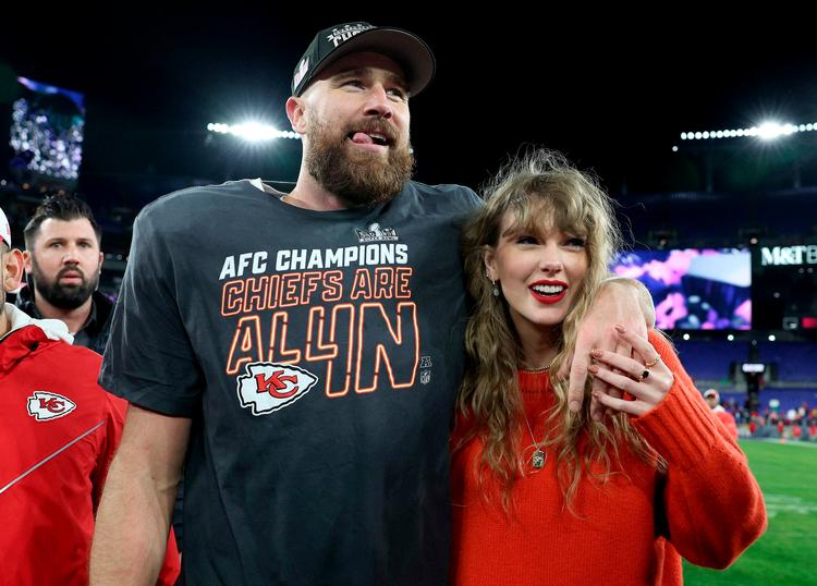 Selv om kollegerne i NFL i sommeren 2023 stemte Travis Kelce ind på femtepladsen på den årlige liste over de 100 bedste spillere i NFL, er han først for alvor blevet kendt i den brede offentlighed i USA, efter at han er blevet kæreste med popstjernen Taylor Swift. Her ses de for to uger siden, da Kelce og Kansas City Chiefs spillede sig i Super Bowl, som spilles søndag i Las Vegas. Foto: Patrick Smith/Ritzau Scanpix