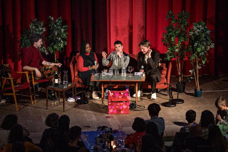 På Valentinsdag fejrer Ibyens Brevkasse 5 år med fødselsdagsfest, kærlighedspanel og håndlæsning. Det sker i Pressen, og du kan komme med. Arkivfoto fra tidligere live-event med brevkassen. Foto: Jacob Ehrbahn