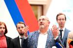 Boris Nadesjdin taler med pressen foran valgkommisionens kontor, som netop har saboteret hans plan om at blive præsidentkandidat for partiet Borgerinitiativ. »Jeg giver ikke op«, sagde Nadesjdin, som vil anke til Ruslands højesteret. Foto: Natalia Kolesnikova/Ritzau Scanpix