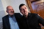 Mike Fonseca er nu raskmeldt og tilbage i Folketinget. På sin første arbejdsdag havde han medbragt en gæst, som straks gav sig til at afskærme løsgængeren fra journalister  Foto: Ida Marie Odgaard/Ritzau Scanpix