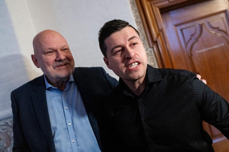 Mike Fonseca er nu raskmeldt og tilbage i Folketinget. På sin første arbejdsdag havde han medbragt en gæst, som straks gav sig til at afskærme løsgængeren fra journalister  Foto: Ida Marie Odgaard/Ritzau Scanpix
