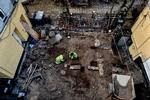 Arkæologerne Tim Slumstrup Aunkilde og Anne Viuf har i deres udgravninger på Vesterbro fundet det, de tror er resterne af en af Danmarks største digteres barndomshjem. Foto: Jacob Ehrbahn