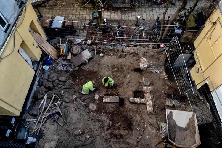 Arkæologerne Tim Slumstrup Aunkilde og Anne Viuf har i deres udgravninger på Vesterbro fundet det, de tror er resterne af en af Danmarks største digteres barndomshjem. Foto: Jacob Ehrbahn