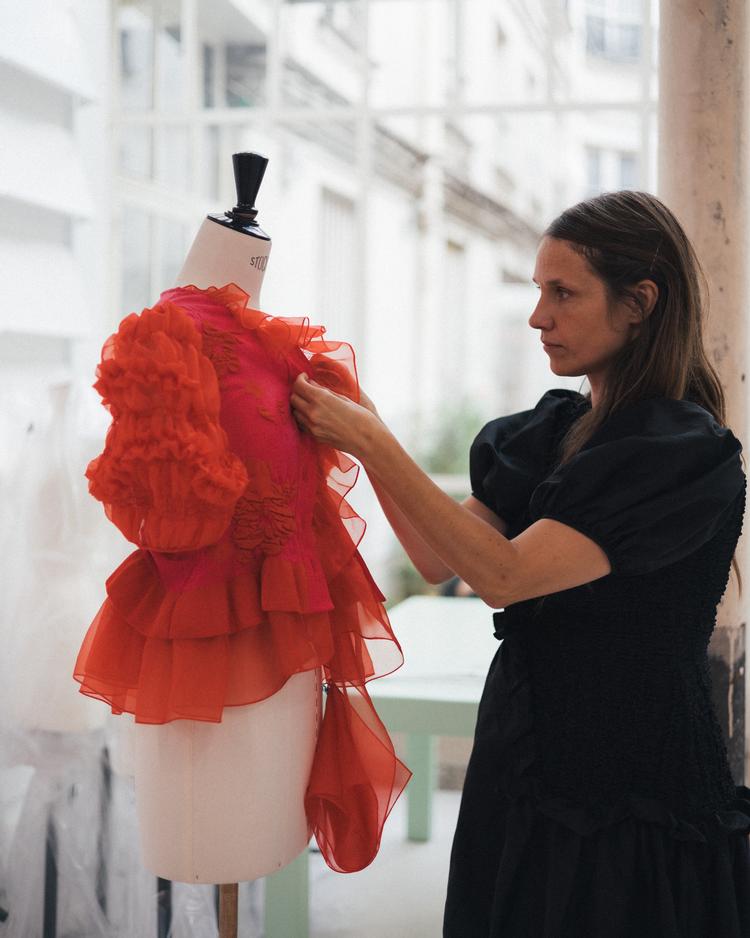 Flæser, broderier og andre feminine detaljer præger det tøj til kvinder, Cecilie Bahnsen og hendes ansatte skaber på Østerbro. Og sælger i hele verden.  Foto: Hans-Peter Henriksen