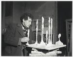 Alberto Giacometti fotograferet med sin skulptur 'Skoven' i 1960.  Foto: © Succession Alberto Giacometti / Adagp, Paris, 2024