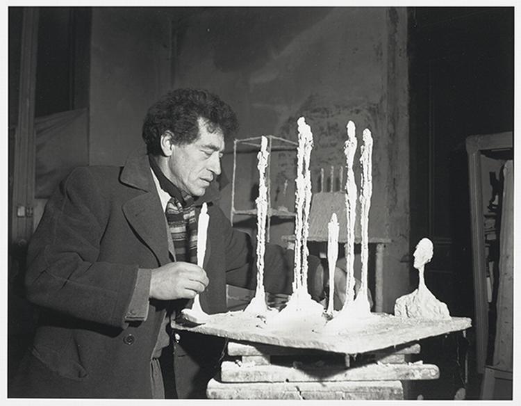 Alberto Giacometti fotograferet med sin skulptur 'Skoven' i 1960.  Foto: © Succession Alberto Giacometti / Adagp, Paris, 2024