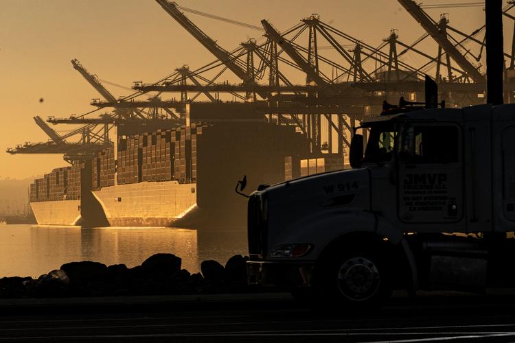 Mærsks terminal i Los Angeles i 2021. Selskabet præsenterede i dag et regnskab, som har affødt tærsk på børsen. Foto: Damian Dovarganes/Ritzau Scanpix