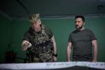 Volodymyr Zelenskyj fotograferet sammen med den nye forsvarschef, Oleksandr Syrskyj,  i juni sidste år.  Foto: Ukrainian Presidential Press Ser/Ritzau Scanpix