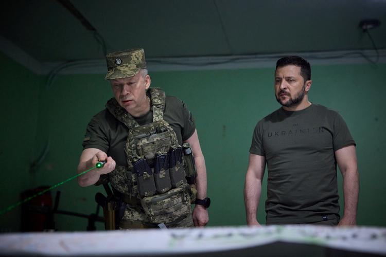 Volodymyr Zelenskyj fotograferet sammen med den nye forsvarschef, Oleksandr Syrskyj,  i juni sidste år.  Foto: Ukrainian Presidential Press Ser/Ritzau Scanpix