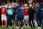 Landsholdsspillerne i jubel efter at de i november kvalificerede sig til EM i fodbold i år med en sejr over Slovenien i Parken.  Foto: Jens Dresling