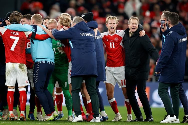 Landsholdsspillerne i jubel efter at de i november kvalificerede sig til EM i fodbold i år med en sejr over Slovenien i Parken.  Foto: Jens Dresling