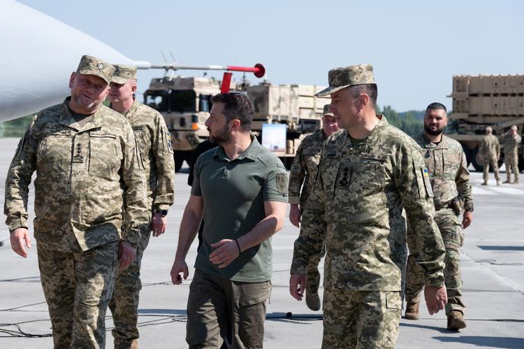 Volodymyr Zelenskyj (i midten) sammen med sin nu forhenværende forsvarschef, Valerij Zaluzjnyj (tv.) et ukendt sted i Ukraine i august sidste år.  Foto: Ukrainian Presidential Press Ser/Ritzau Scanpix