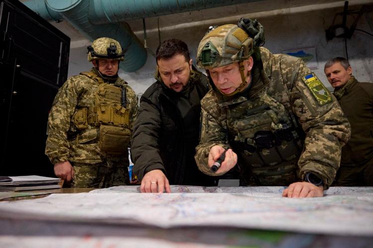 Oleksandr Syrskyj (th.) fortæller Volodomyr Zelenskyj om krigens gang. Arkivfoto. Foto: Handout/Ritzau Scanpix