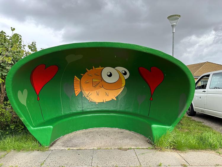 Et par kom forbi Mikkel Jessen, da han arbejdede på en anden busboble. Kunne han også male en, der stod ved deres hjem og gerne i grønt? Resultatet i Mårslet indeholder også en kuglefisk og hjerter.  Foto: Mikkel Jessen