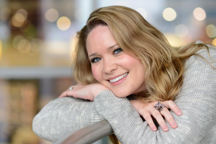 Sarah J. Maas hitter globalt med romantasy-serien 'Crescent City'. Her er hun fotograferet ved Frankfurts bogmesse i efteråret. Foto: Frank May/Ritzau Scanpix