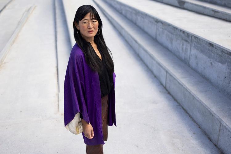 Eva Tind har aldrig selv kunnet styre, hvilke kunstneriske veje hun fulgte. At hun skulle blive forfatter er nærmest også kommet bag på hende selv. Foto: Gregers Tycho/Gregers Tycho