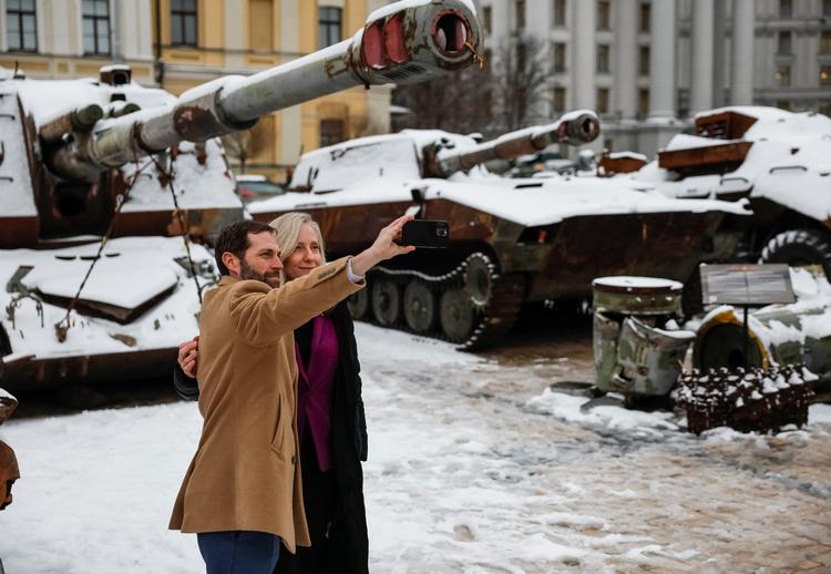 De to demokratiske medlemmer af USA's kongres, Jason Crow og Abigail Spanberger, har netop været i Kyiv. Her foran to ødelagte russiske kampvogne. Men hvor længe holder USA's støtte?  Foto: Gleb Garanich/Ritzau Scanpix
