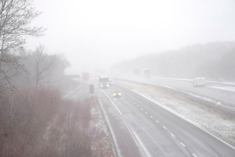»Man skal selvfølgelig være varsom, da der er risiko for stedvise sne- og isglatte veje. Men der er ikke de store problemer for trafikanterne«, siger Steen Hermansen fra DMI. Foto: Claus Fisker/Ritzau Scanpix