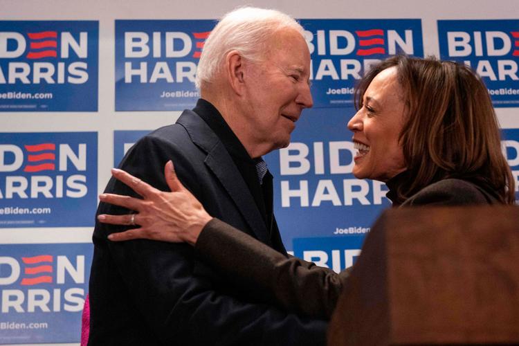 USA's præsident Joe Biden hilser på den amerikanske vicepræsident Kamala Harris ved 'Biden for President 2024'-kampagnens hovedkvarter i Wilmington, Delaware. Foto: Roberto Schmidt/Ritzau Scanpix